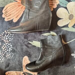 Frye Black Leather Carson Ankle Booties Western Style Sz 8